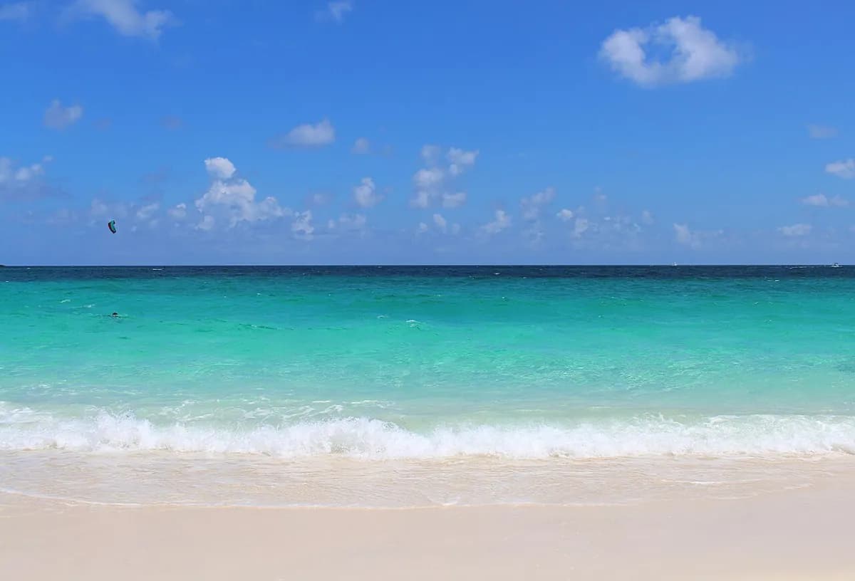 Sand and turquoise water at Cabbage Beach on Paradise Island